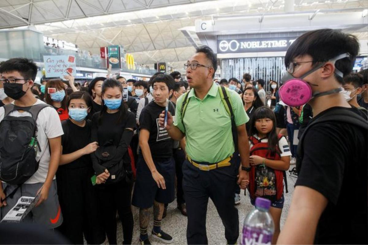 Sân bay Hong Kong 'tê liệt' vì hàng nghìn người biểu tình Ảnh 7