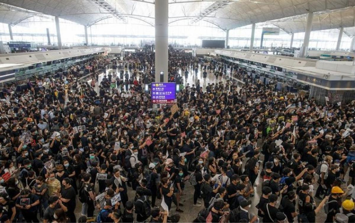 Sân bay Hong Kong 'tê liệt' vì hàng nghìn người biểu tình Ảnh 2