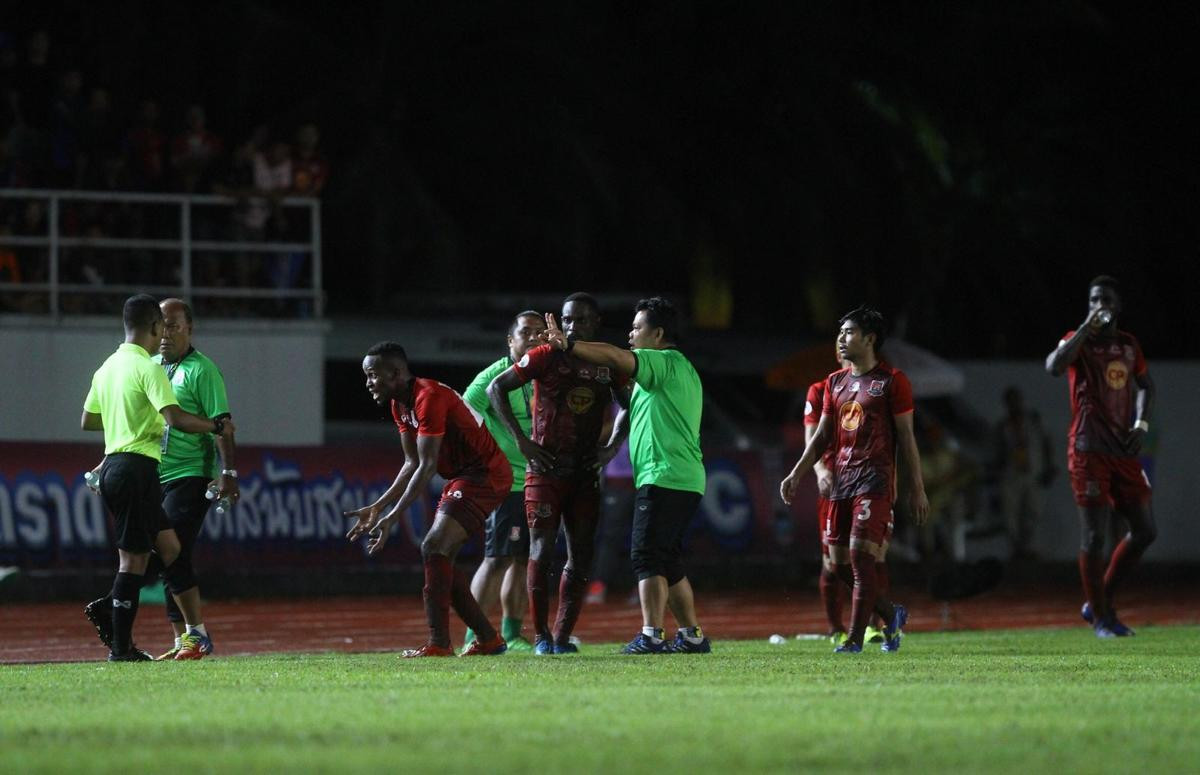 Sốc trước trò hề phản đối trọng tài ở Thai League: Đối thủ đứng yên nhìn Buriram chơi bóng Ảnh 1