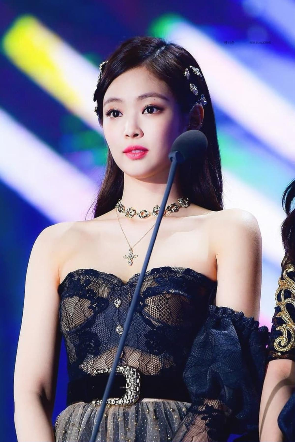 Hương Giang gây sốt khi khoe thân hình thon đẹp ăn đứt cả Jennie (Blackpink) Ảnh 4