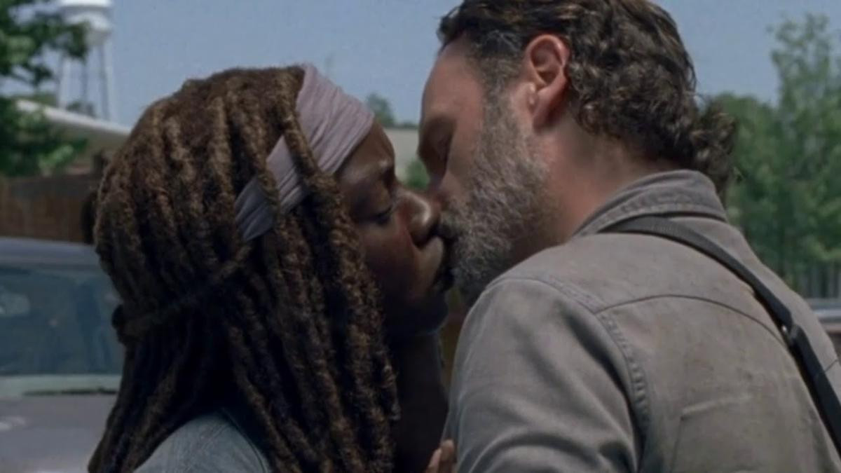 The Walking Dead mùa 10: Nụ hôn giữa Michonne và Ezekiel ngượng không tả nỗi Ảnh 4