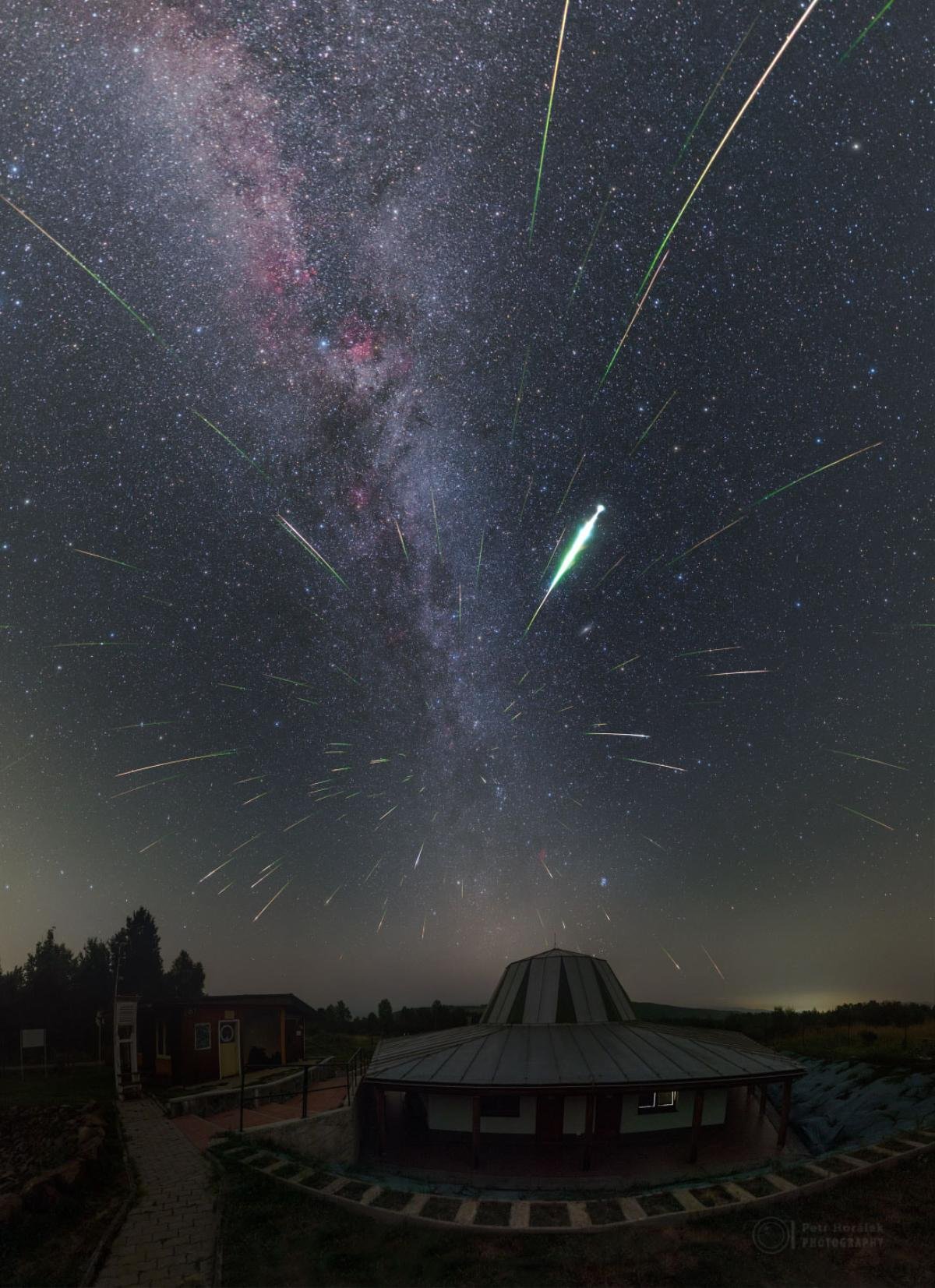 Mãn nhãn trước hình ảnh mưa sao băng Perseid tuyệt đẹp trên khắp thế giới Ảnh 11