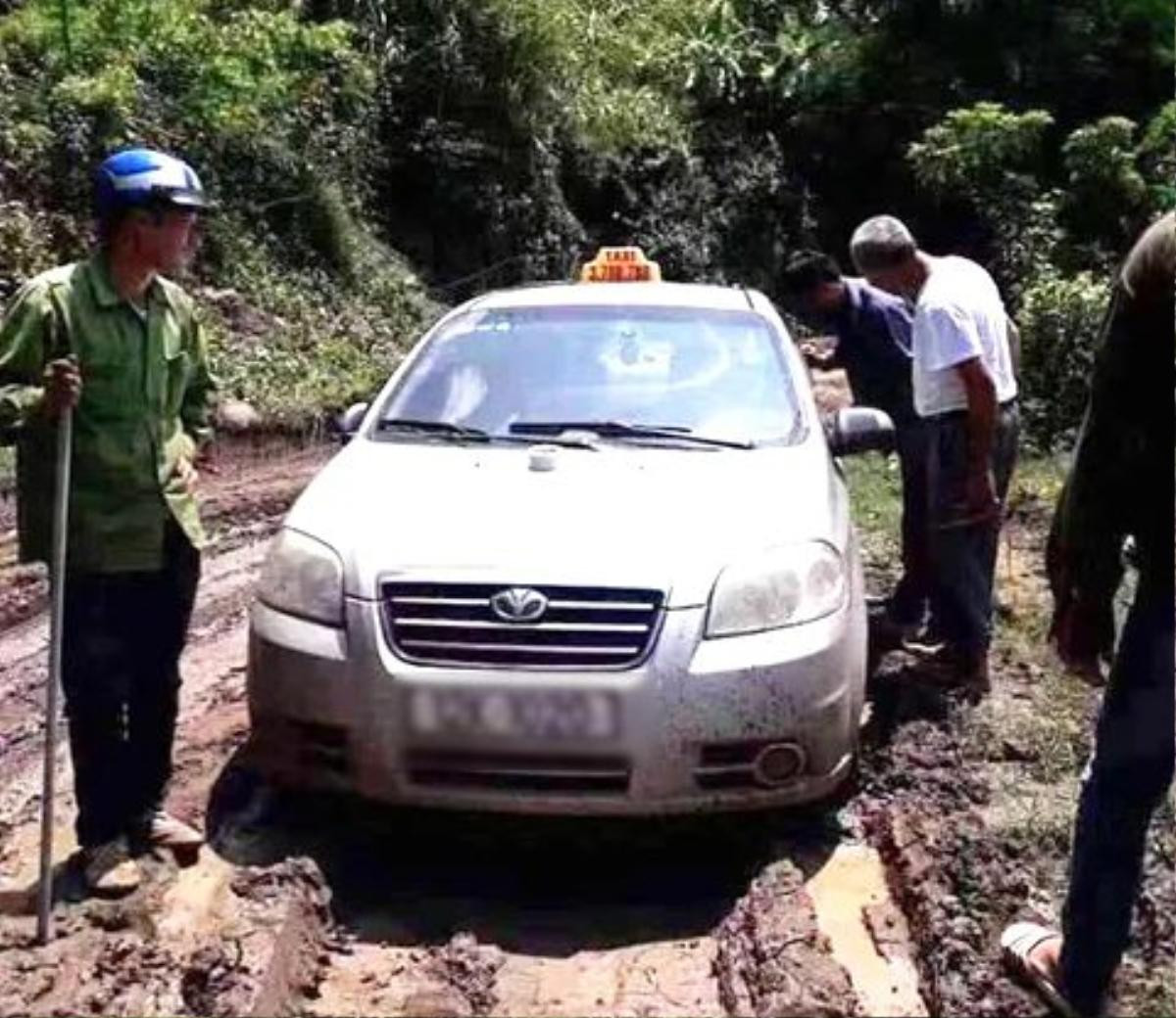 Ông lái đò sợ hãi kể lại giây phút đưa 3 nghi phạm người Trung Quốc sát hại tài xế taxi qua sông Ảnh 1