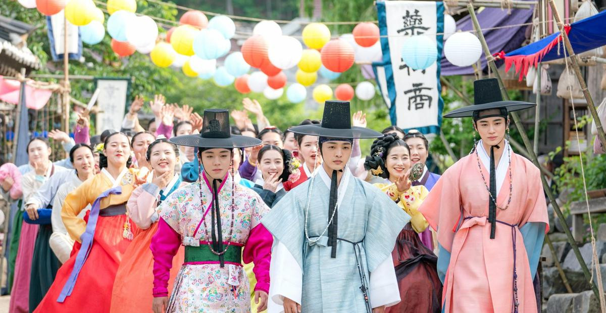 Park Ji Hoon cực chất và đáng yêu mặc hanbok trong phim mới 'Flower crew: Joseon Marriage Agency'! Ảnh 2