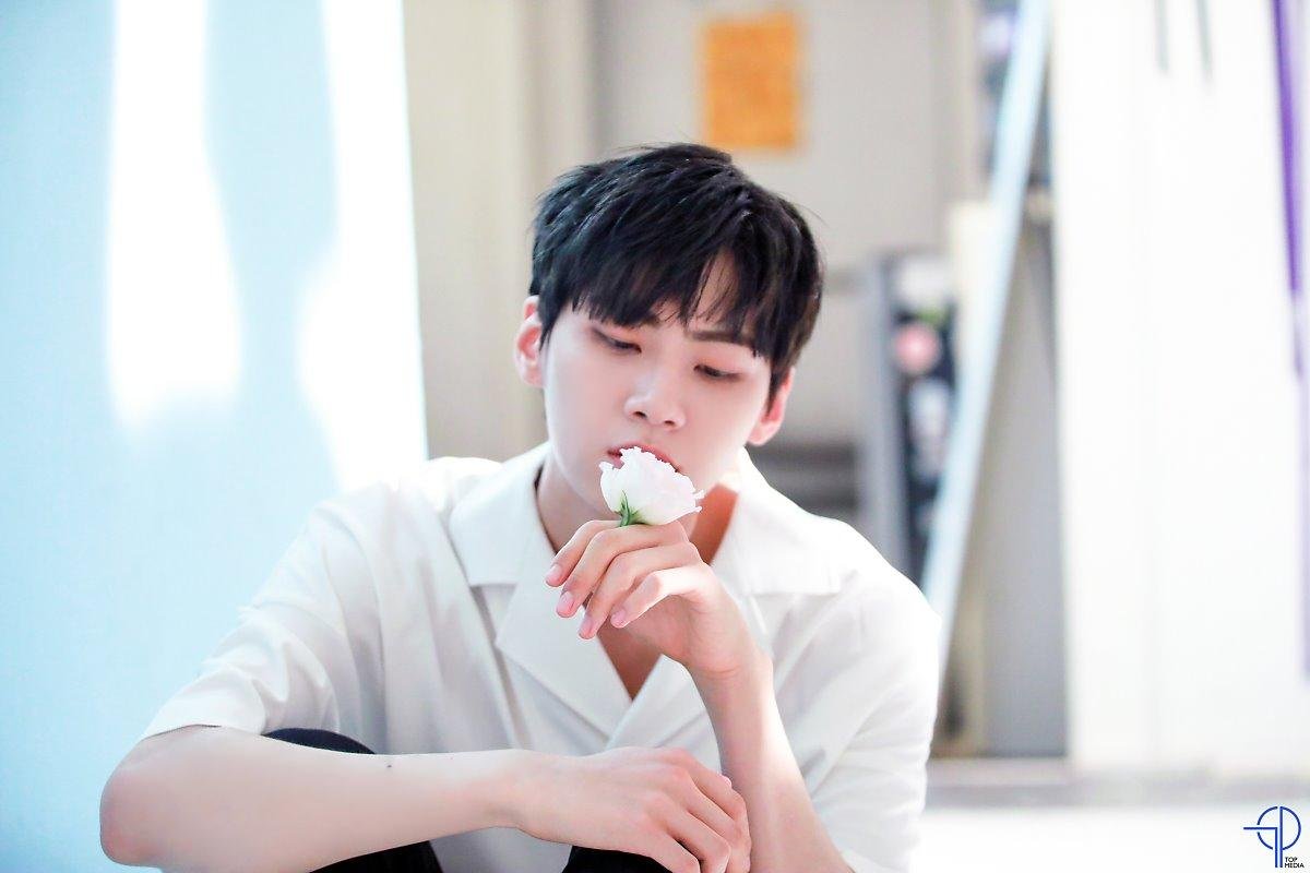 'Produce X 101': Choi Byung Chan trở lại với show thực tế, Lee Jin Hyuk mở họp fan ở Đông Nam Á Ảnh 6