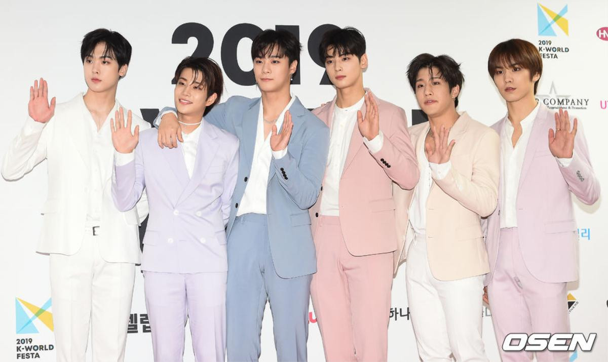 Thảm đỏ 'K-World Festa 2019': Cha Eun Woo - Ong Seong Woo đẹp hơn hoa, Park Bom cứng đơ như tượng Ảnh 9