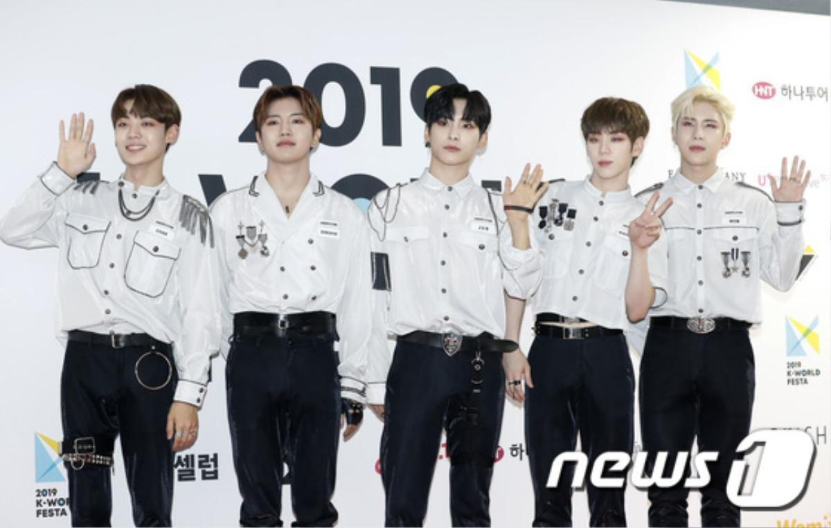 Thảm đỏ 'K-World Festa 2019': Cha Eun Woo - Ong Seong Woo đẹp hơn hoa, Park Bom cứng đơ như tượng Ảnh 17