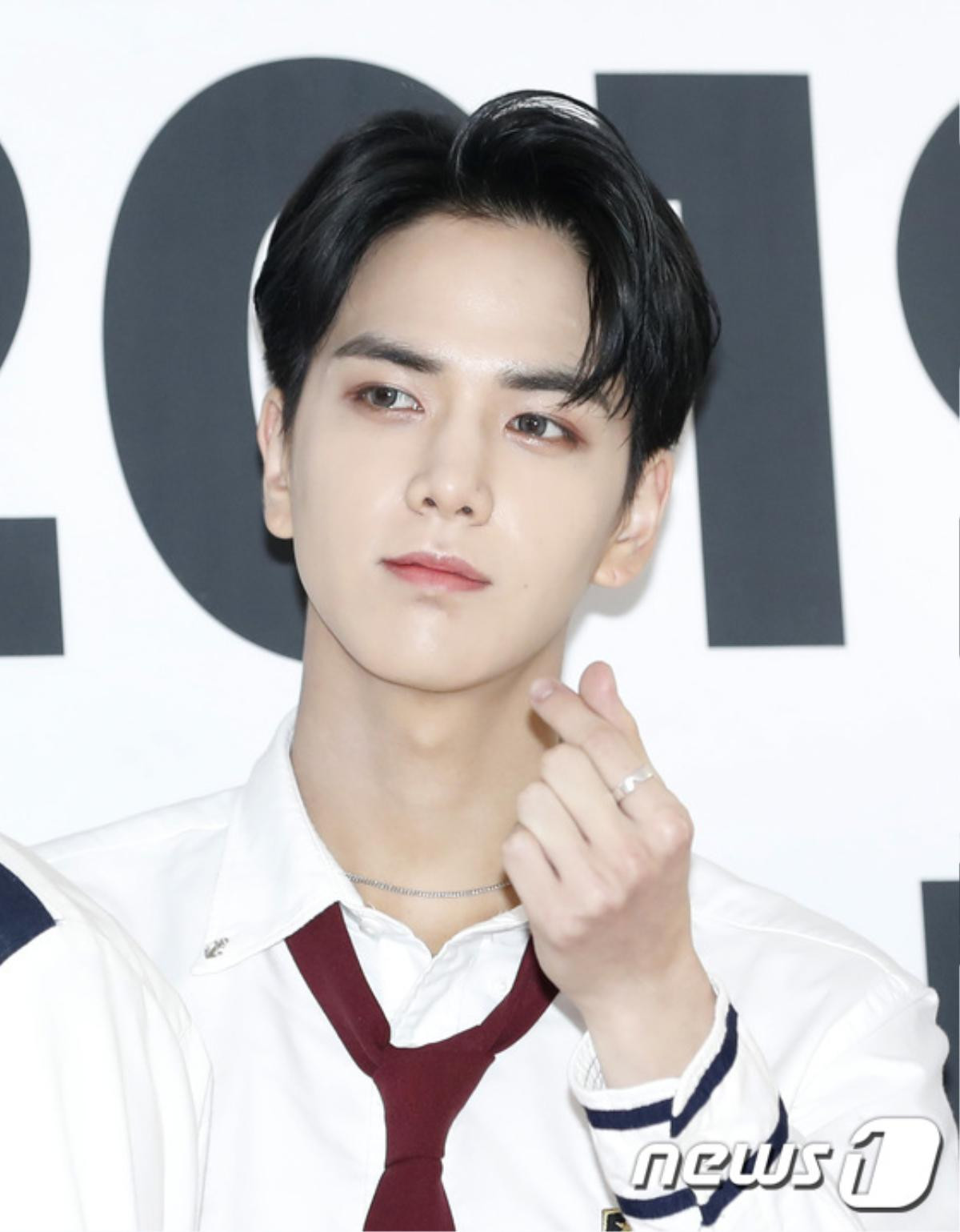 Thảm đỏ 'K-World Festa 2019': Cha Eun Woo - Ong Seong Woo đẹp hơn hoa, Park Bom cứng đơ như tượng Ảnh 21