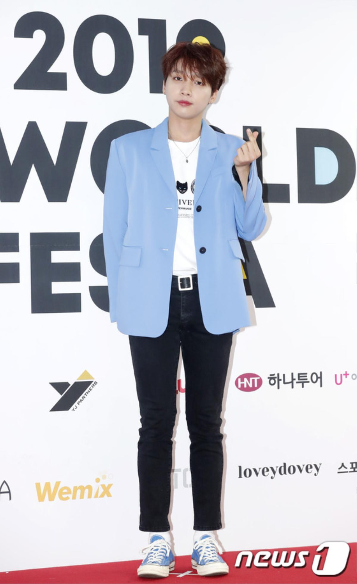 Thảm đỏ 'K-World Festa 2019': Cha Eun Woo - Ong Seong Woo đẹp hơn hoa, Park Bom cứng đơ như tượng Ảnh 12