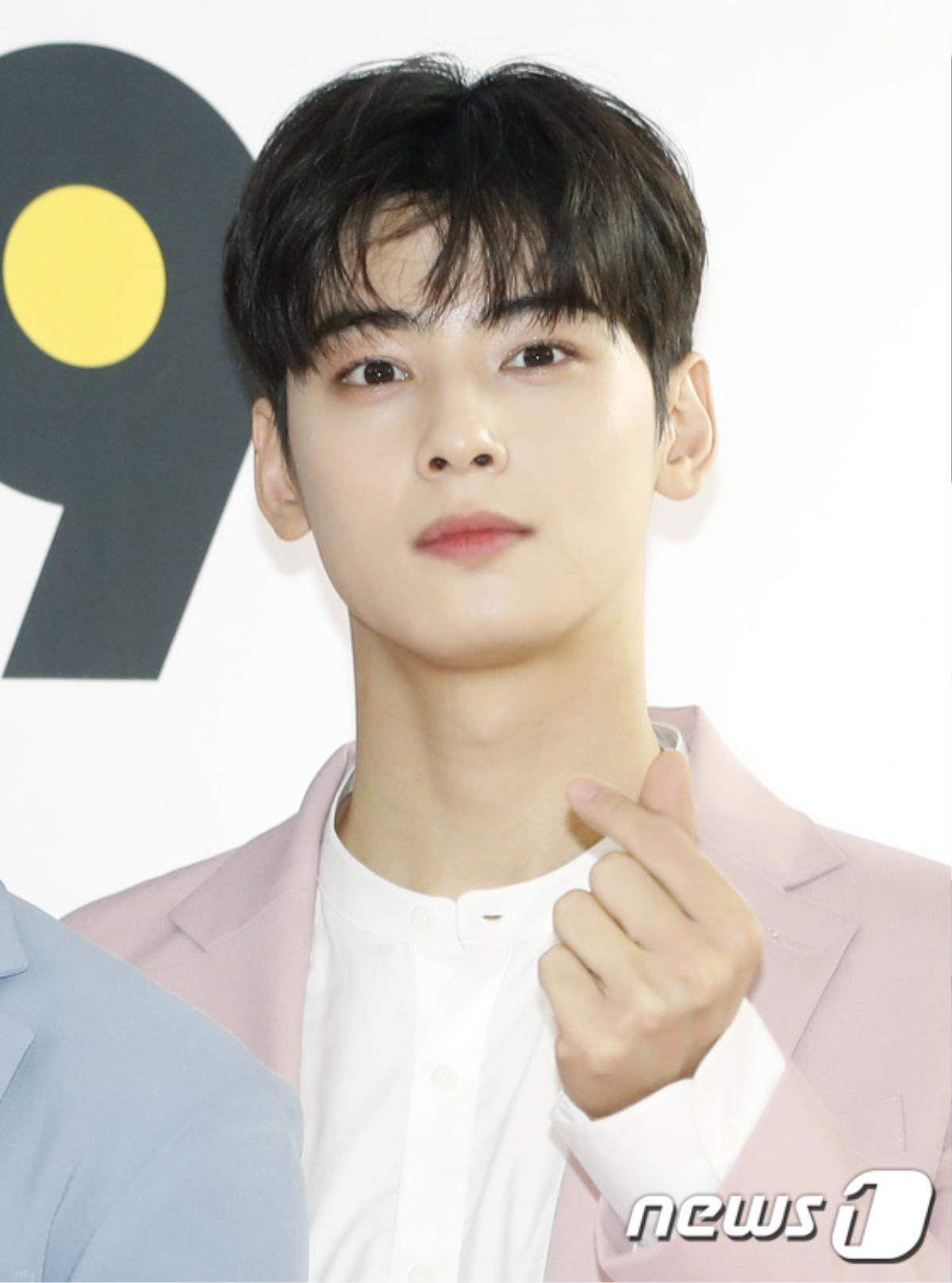 Thảm đỏ 'K-World Festa 2019': Cha Eun Woo - Ong Seong Woo đẹp hơn hoa, Park Bom cứng đơ như tượng Ảnh 4