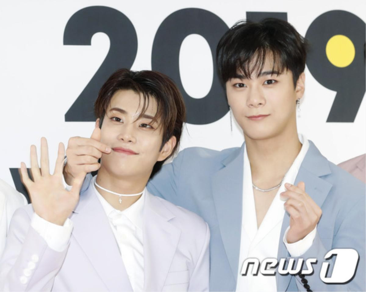 Thảm đỏ 'K-World Festa 2019': Cha Eun Woo - Ong Seong Woo đẹp hơn hoa, Park Bom cứng đơ như tượng Ảnh 8