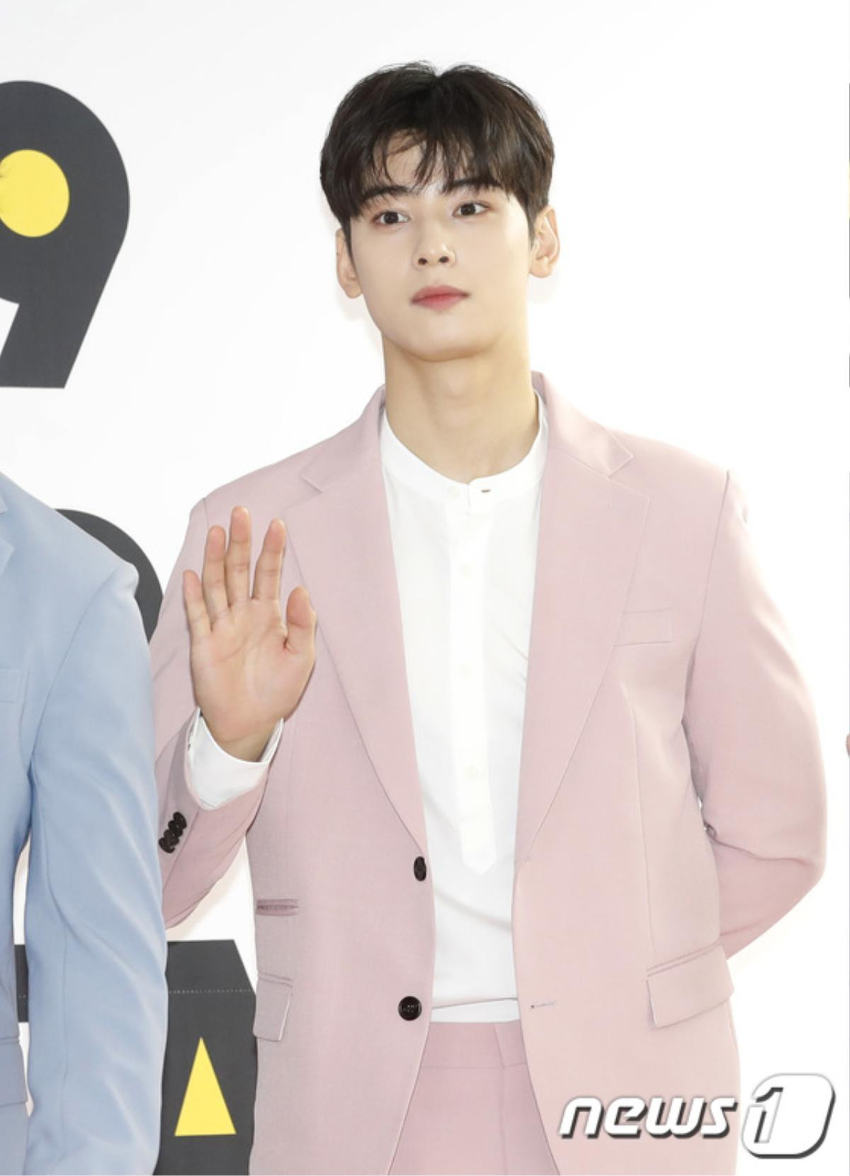 Thảm đỏ 'K-World Festa 2019': Cha Eun Woo - Ong Seong Woo đẹp hơn hoa, Park Bom cứng đơ như tượng Ảnh 6