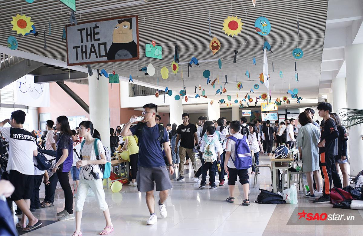 Các 'tân binh' trường THPT chuyên Hà Nội - Amsterdam hào hứng tham gia 'Hội chợ các CLB' dịp năm học mới Ảnh 1