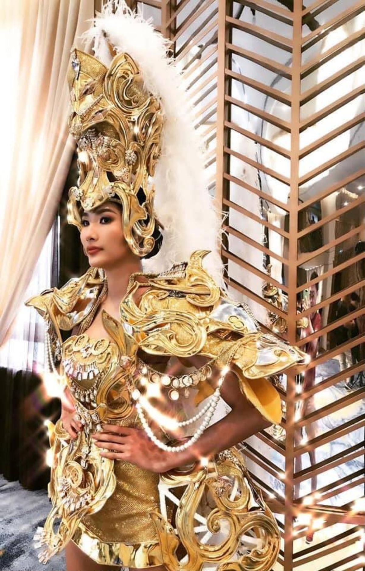 Hoàng Thùy diện National Costume lộng lẫy, Võ Hoàng Yến sẵn sàng chặt chém trình catwalk? Ảnh 1