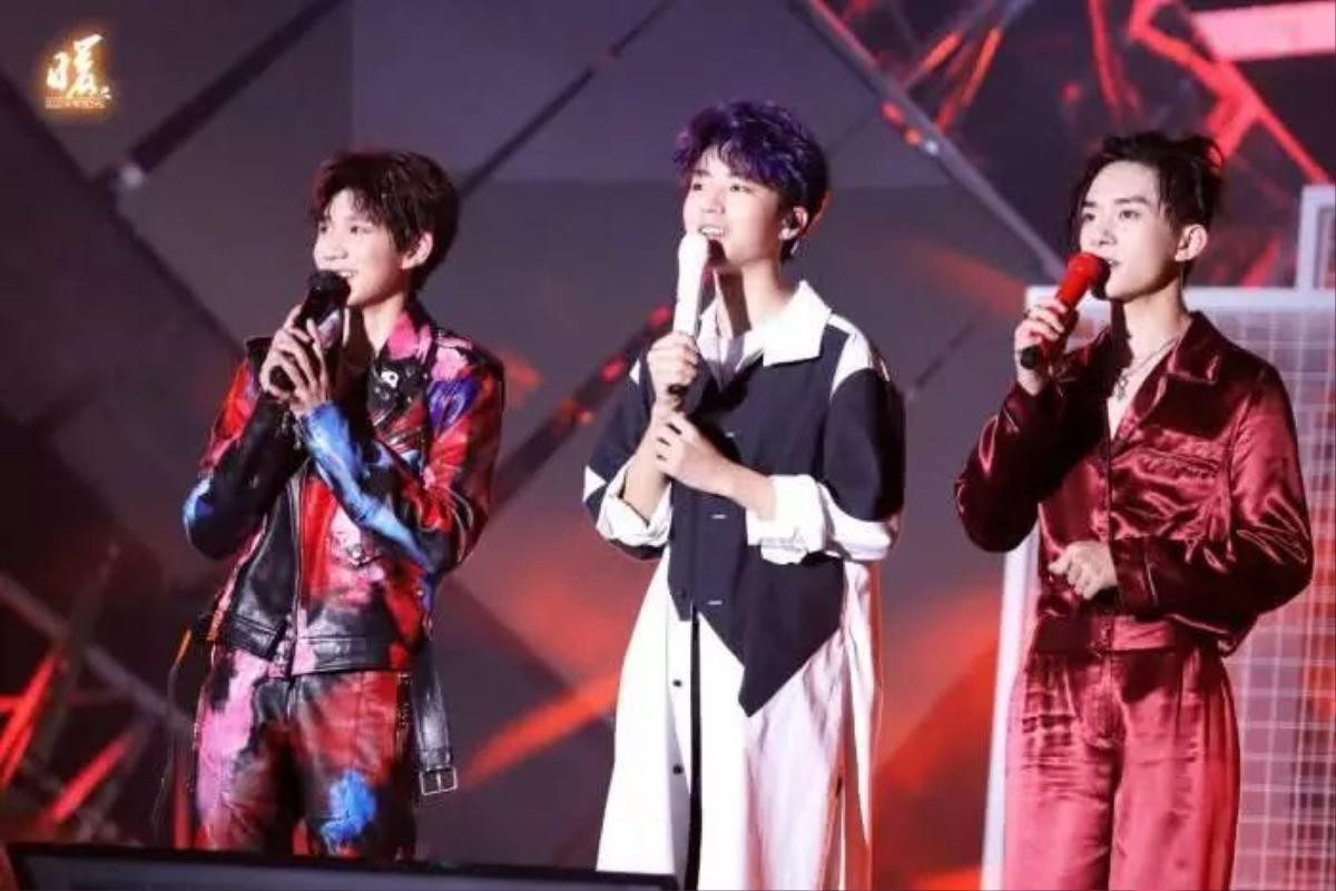 Công ty quản lý của TFBoys gây tranh cãi khi vứt quà tặng cho fan chất đống ở một góc Ảnh 5