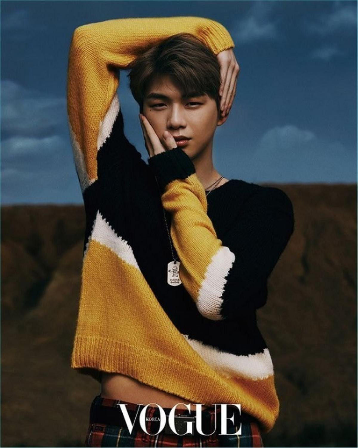 Kang Daniel  pose dáng đáng yêu giống siêu mẫu Coco Rocha trên tạp chí Ảnh 1