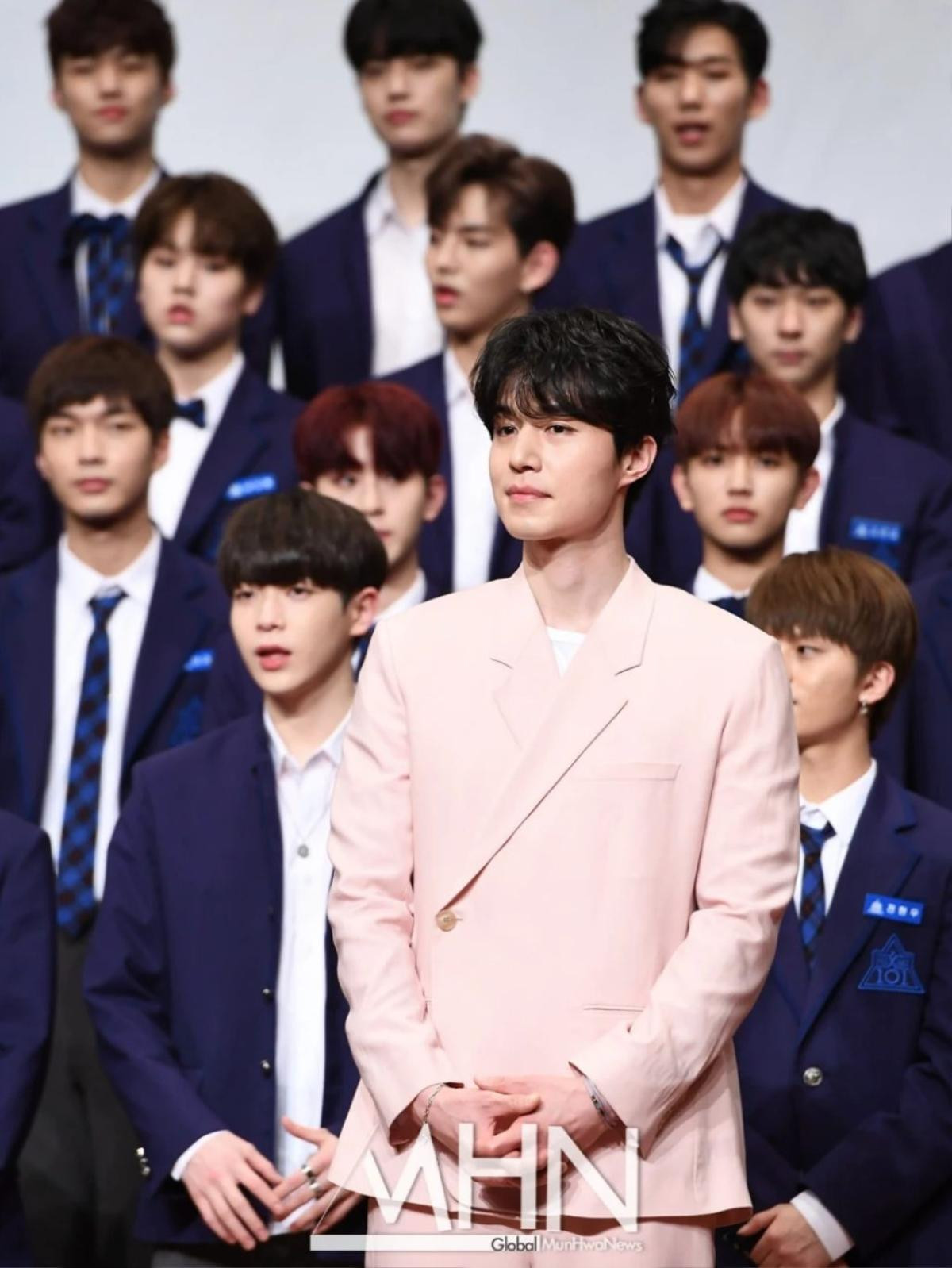 Lee Dong Wook khoe vẻ cuốn hút, chia sẻ về đàn em Produce X 101 Ảnh 4