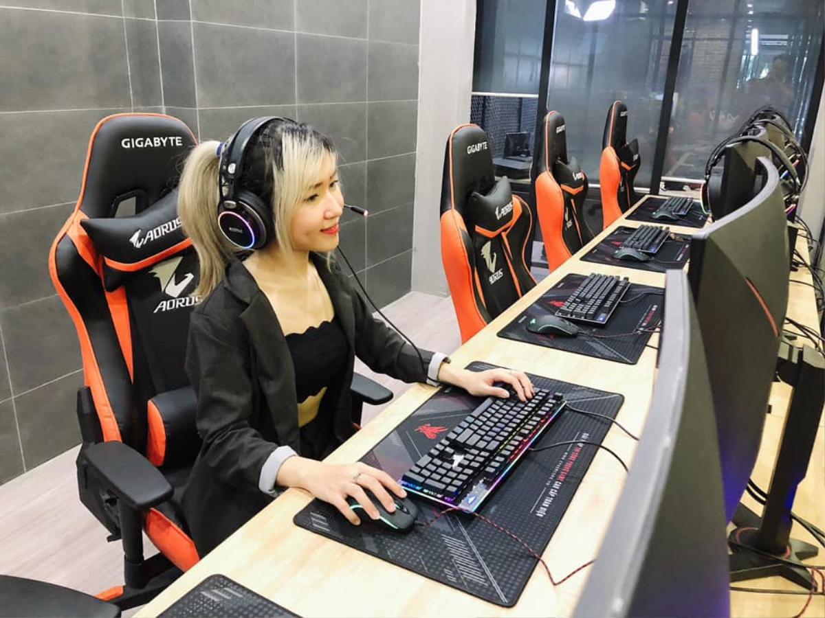 Hotgirl Uyên Pu lần đầu tiết lộ hành trình trở thành streamer nổi tiếng, thu nhập 'khủng' ở tuổi 23 Ảnh 2