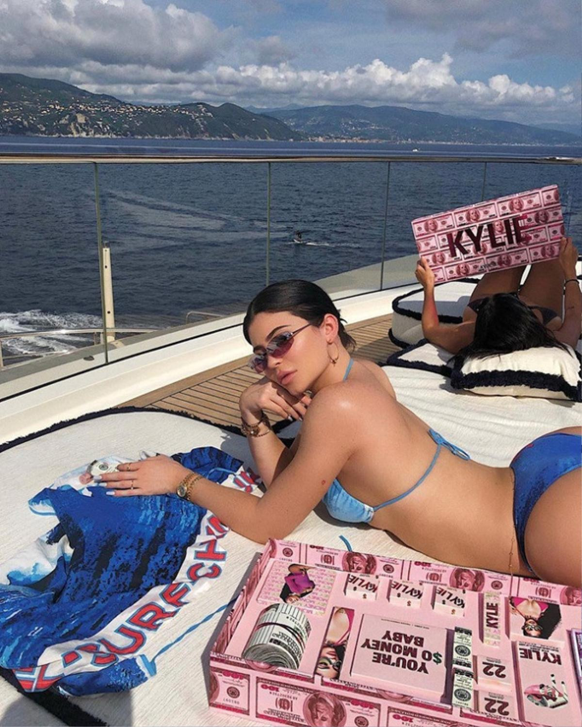 Kylie Jenner ra mắt BST in hình tiền đô la Mỹ trên mỹ phẩm gây ý kiến trái chiều Ảnh 3