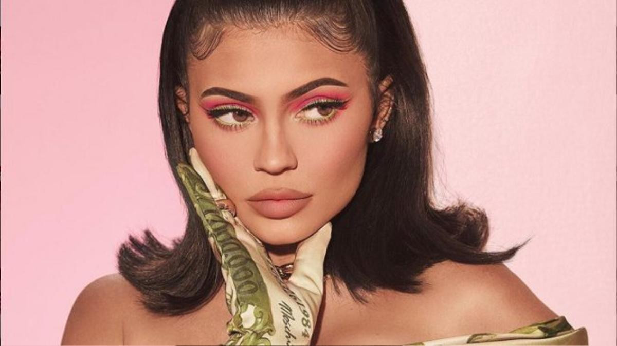 Kylie Jenner ra mắt BST in hình tiền đô la Mỹ trên mỹ phẩm gây ý kiến trái chiều Ảnh 1