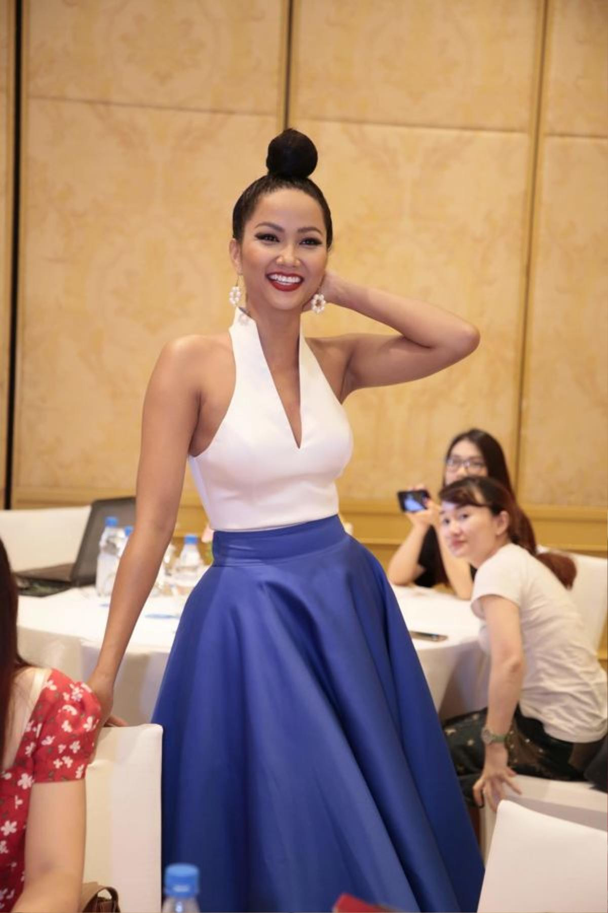 H'Hen Niê - Võ Hoàng Yến đọ sắc 'một chín một mười' tại Brave Tour Miss Universe Vietnam 2019 tại Hà Nội Ảnh 6