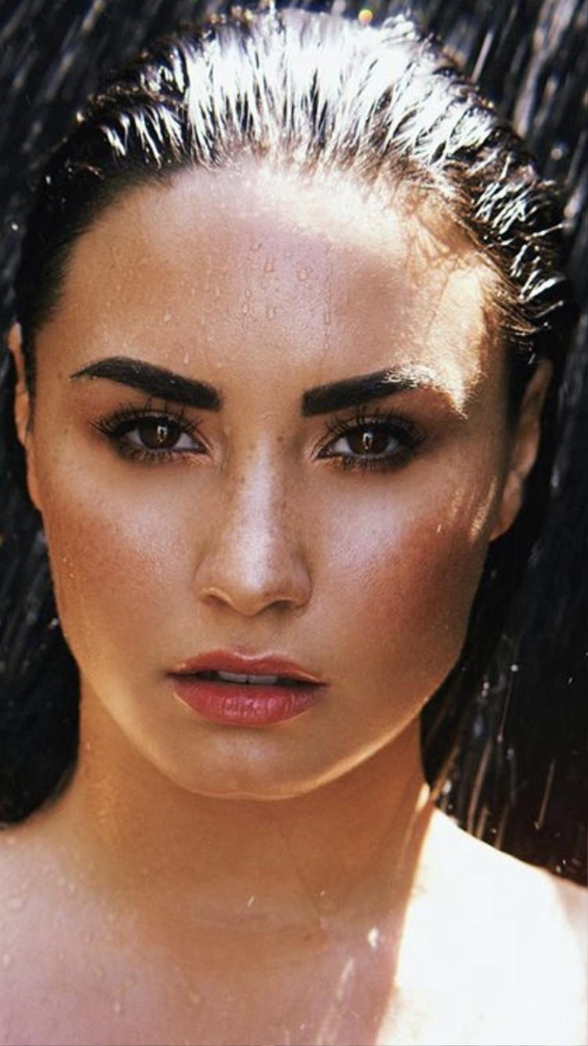 Fan lo lắng tột độ trước gương mặt sưng phù đến đáng sợ của Demi Lovato Ảnh 3