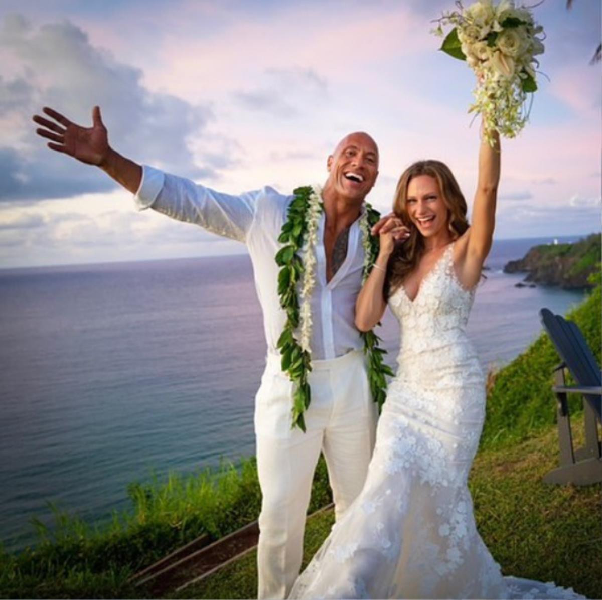 The Rock chính thức ‘theo vợ bỏ cuộc chơi’ với đám cưới lãng mạn tại Hawaii! Ảnh 3