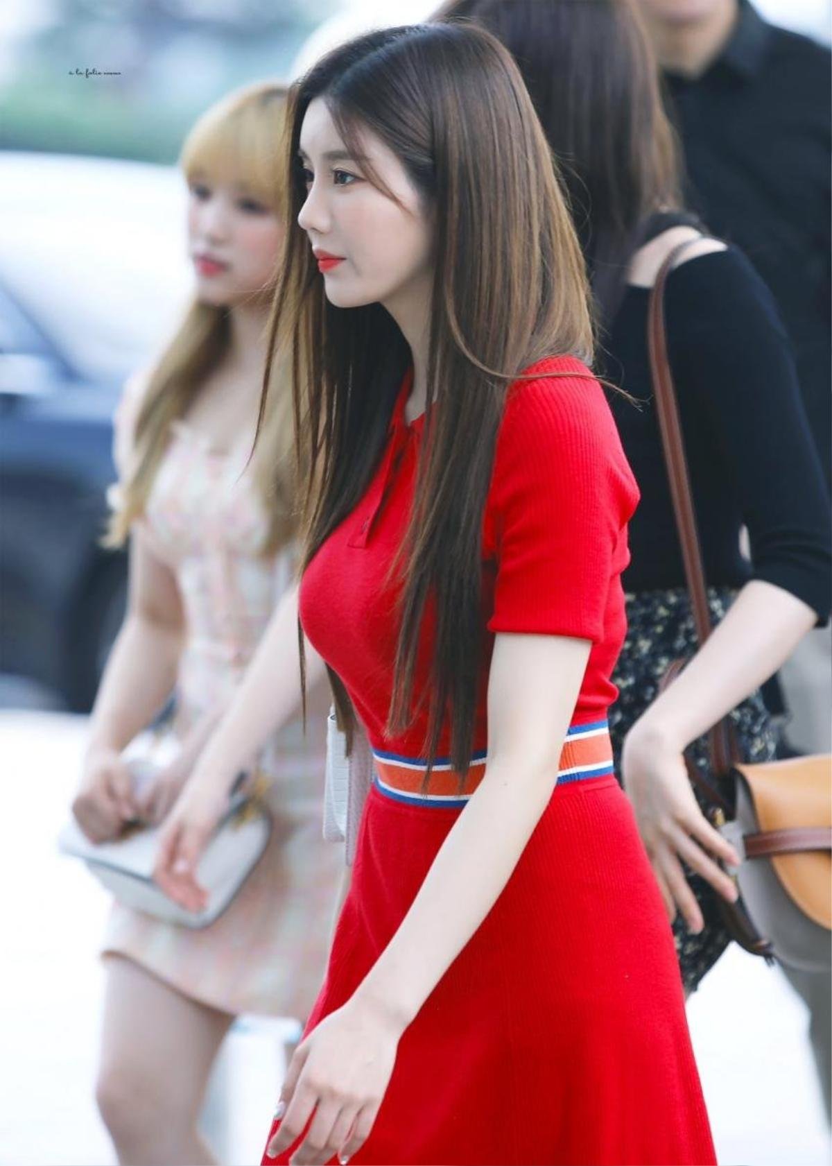 Joy (Red Velvet) đụng hàng váy đỏ với ‘bản sao Irene’ Kwon Eunbi (IZ*ONE), kẻ 8 lạng người nửa cân Ảnh 13