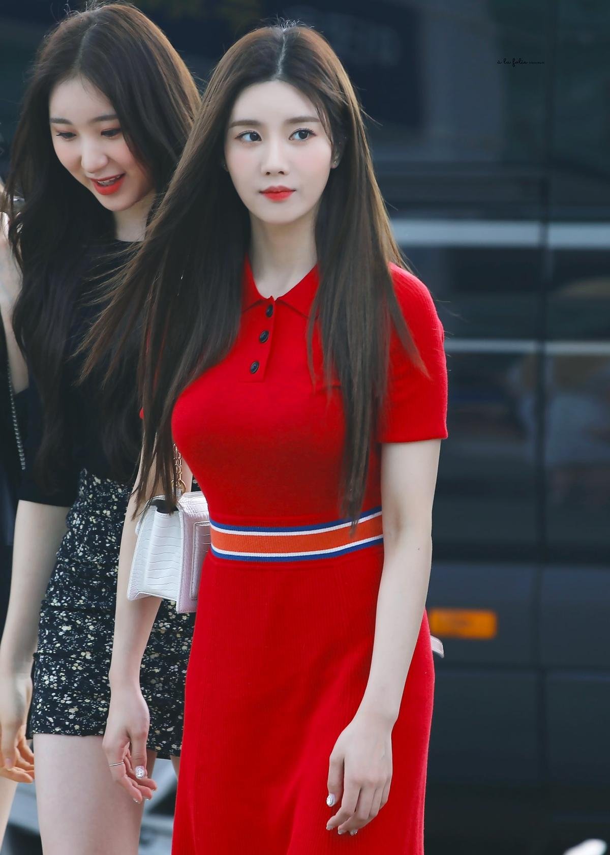 Joy (Red Velvet) đụng hàng váy đỏ với ‘bản sao Irene’ Kwon Eunbi (IZ*ONE), kẻ 8 lạng người nửa cân Ảnh 11