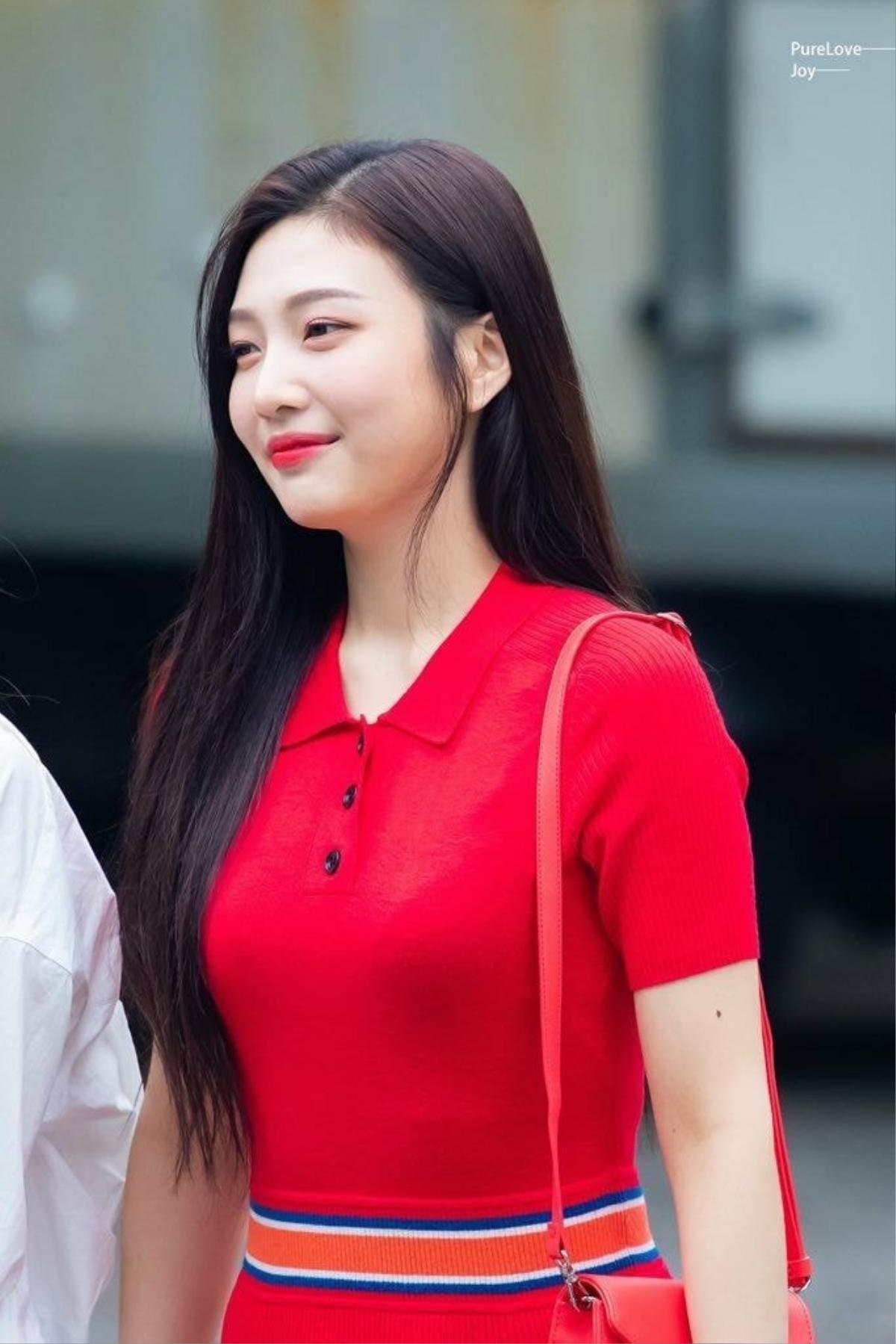 Joy (Red Velvet) đụng hàng váy đỏ với ‘bản sao Irene’ Kwon Eunbi (IZ*ONE), kẻ 8 lạng người nửa cân Ảnh 3