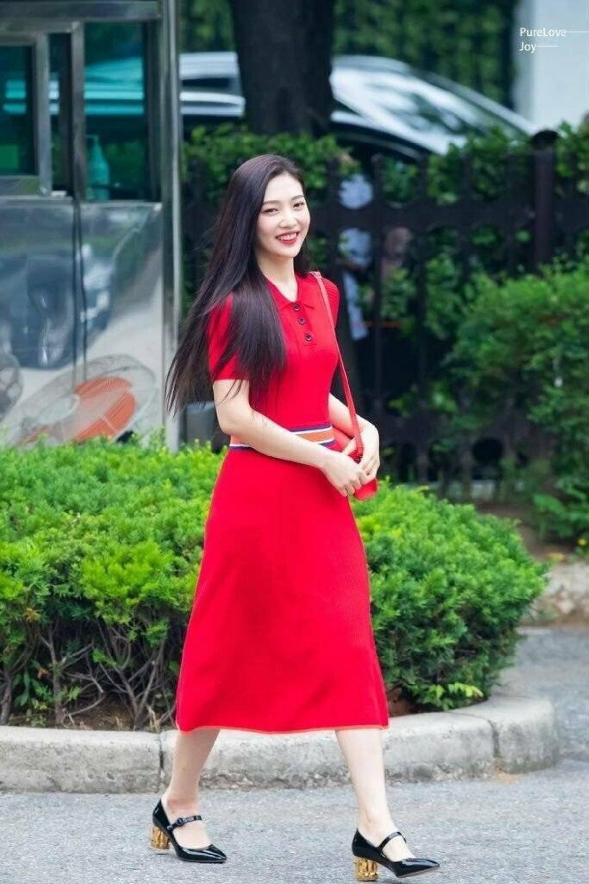 Joy (Red Velvet) đụng hàng váy đỏ với ‘bản sao Irene’ Kwon Eunbi (IZ*ONE), kẻ 8 lạng người nửa cân Ảnh 6