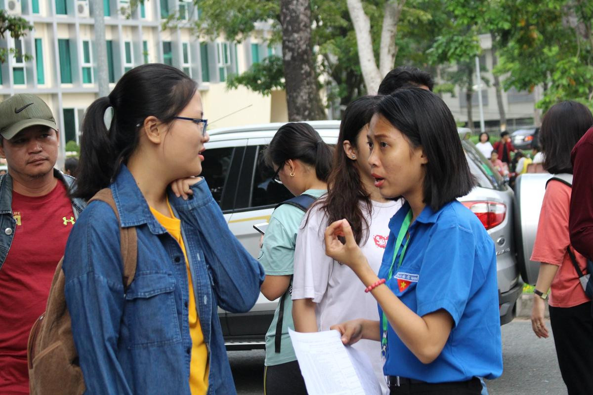 Hàng ngàn tân sinh viên được các tình nguyện viên trường ĐH Nông Lâm TP.HCM tận tình hướng dẫn trong ngày đầu nhập học Ảnh 4