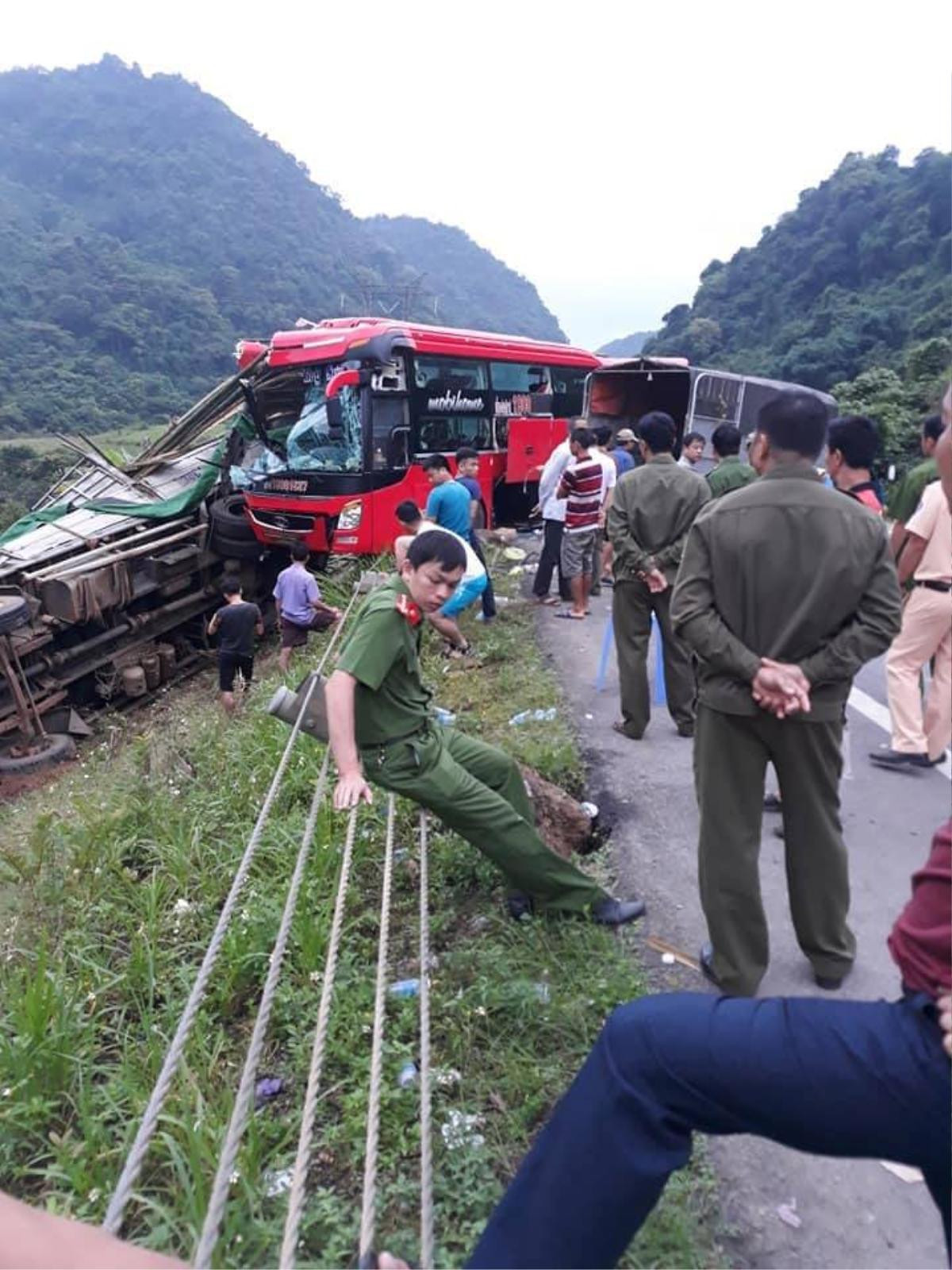 Xe khách tông vào đuôi ô tô tải khiến tài xế và nữ hành khách tử vong, 14 người bị thương Ảnh 1