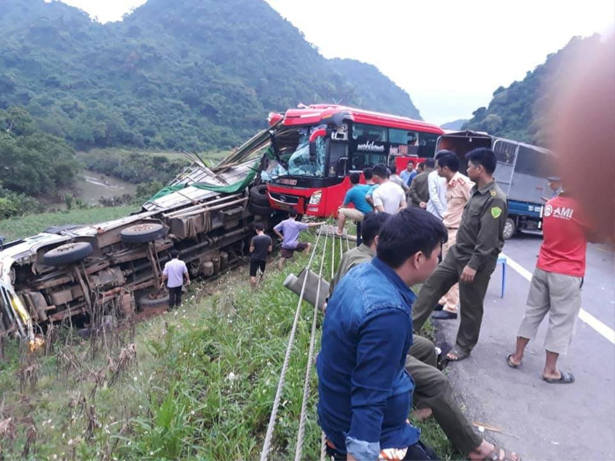 Xe khách tông vào đuôi ô tô tải khiến tài xế và nữ hành khách tử vong, 14 người bị thương Ảnh 2