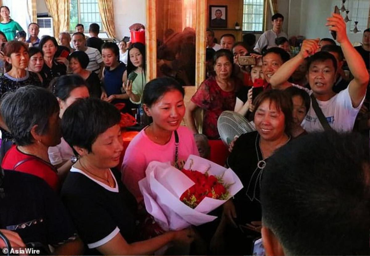 Mất tích suốt 30 năm ròng rã, cô gái khóc nghẹn trong ngày đoàn tụ với người thân Ảnh 5