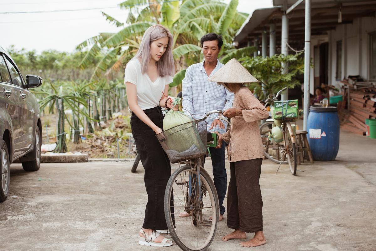 Giản dị đi từ thiện, Nam Em khéo khoe vẻ đẹp sắc sảo: Fan khuyên thi Hoa hậu Hoàn vũ Việt Nam Ảnh 4