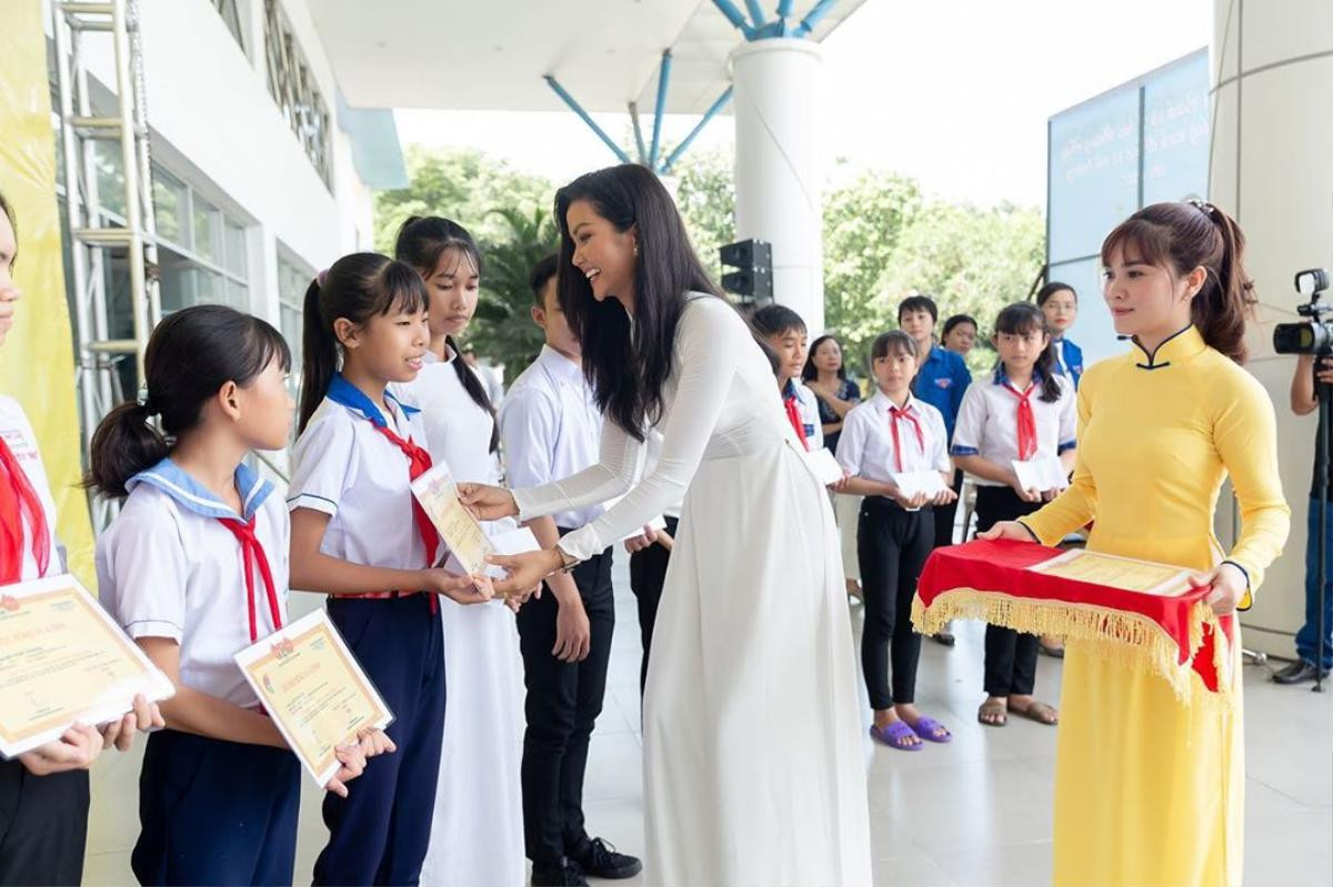 H'Hen Niê - Hoàng Thùy bất ngờ hóa nữ sinh đẹp tinh khôi, fan khen ngợi tựa Thúy Vân - Thúy Kiều Ảnh 3