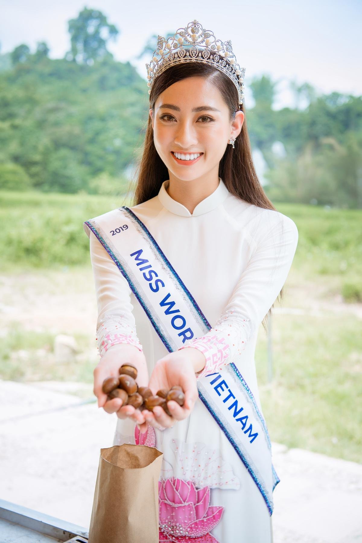 Hoa hậu Lương Thùy Linh xinh đẹp rạng ngời, mang tiên cảnh Cao Bằng đến với Miss World 2019 Ảnh 6