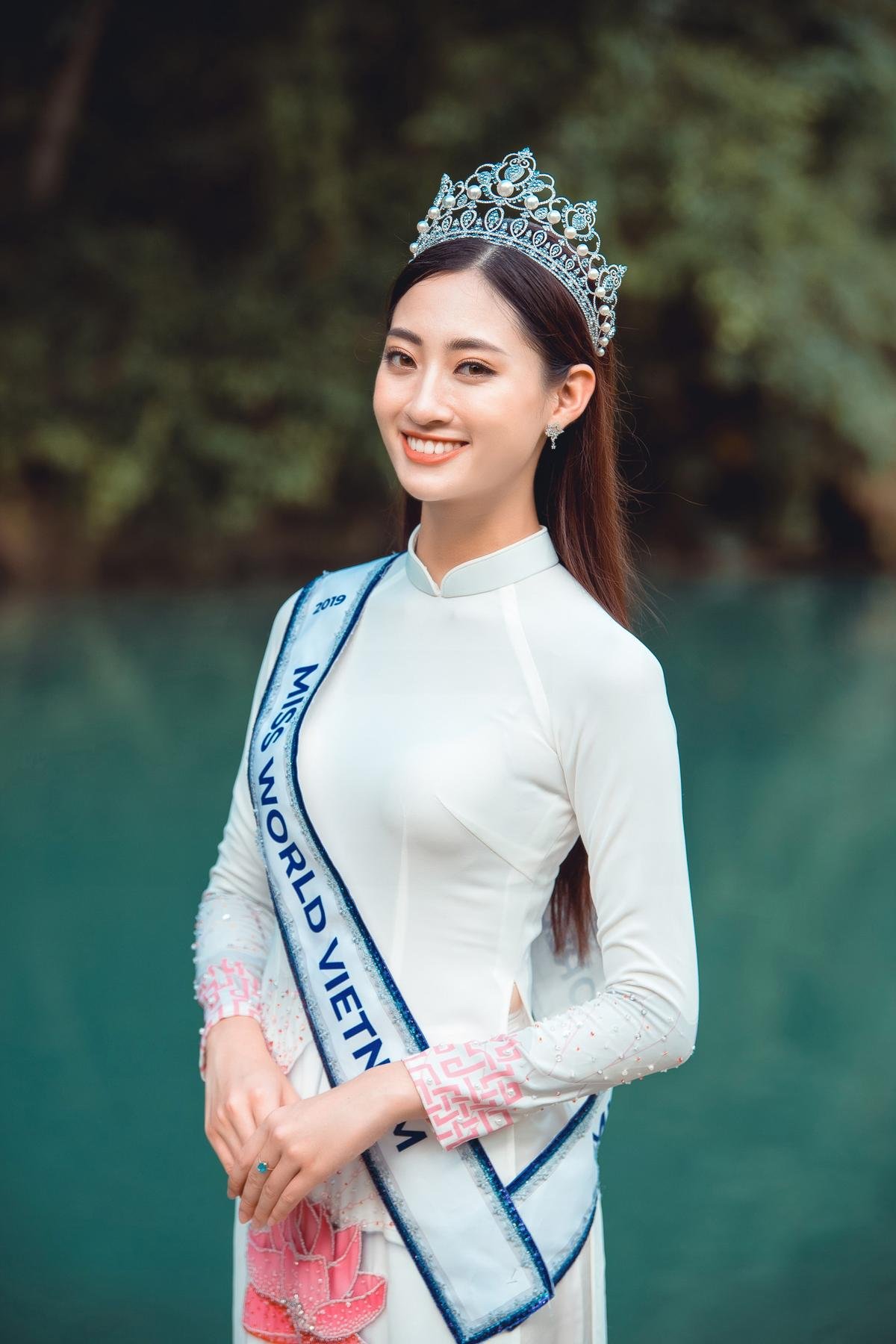 Hoa hậu Lương Thùy Linh xinh đẹp rạng ngời, mang tiên cảnh Cao Bằng đến với Miss World 2019 Ảnh 1