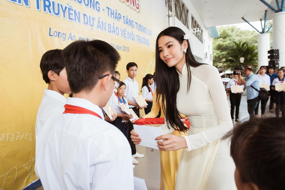 H'Hen Niê - Hoàng Thùy bất ngờ hóa nữ sinh đẹp tinh khôi, fan khen ngợi tựa Thúy Vân - Thúy Kiều Ảnh 5