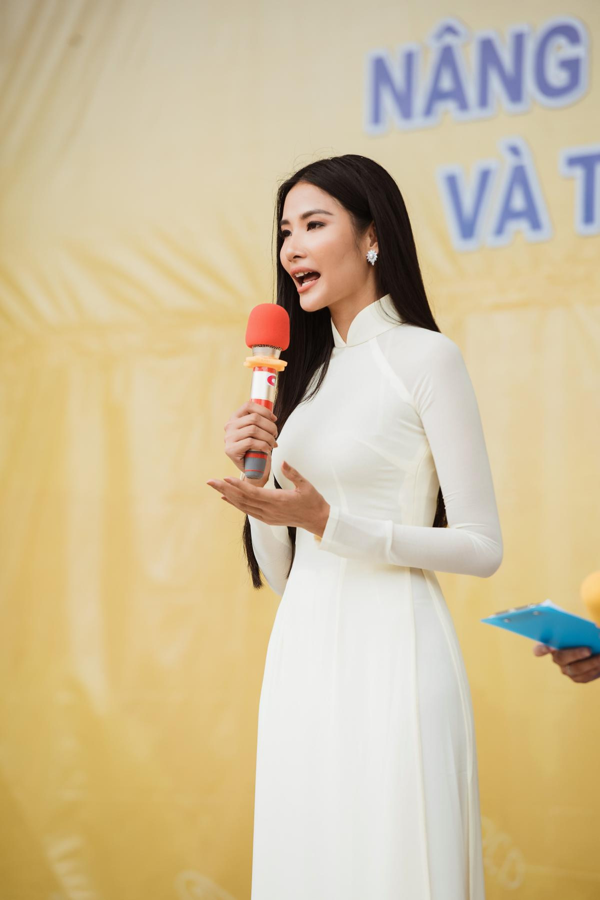 Mặc áo dài đẹp xuất sắc, Hoàng Thùy có nên diện quốc phục ở phần thi Interview Miss Universe 2019? Ảnh 4