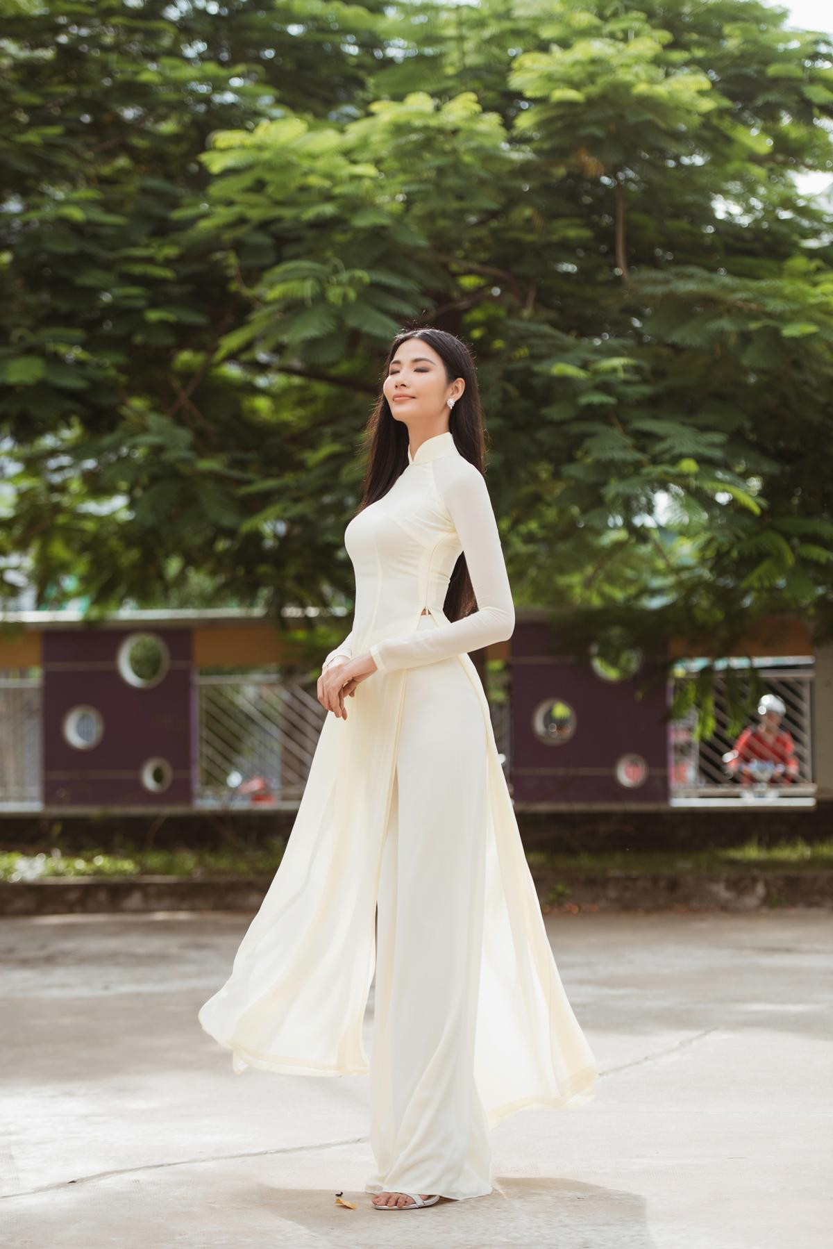 Mặc áo dài đẹp xuất sắc, Hoàng Thùy có nên diện quốc phục ở phần thi Interview Miss Universe 2019? Ảnh 6