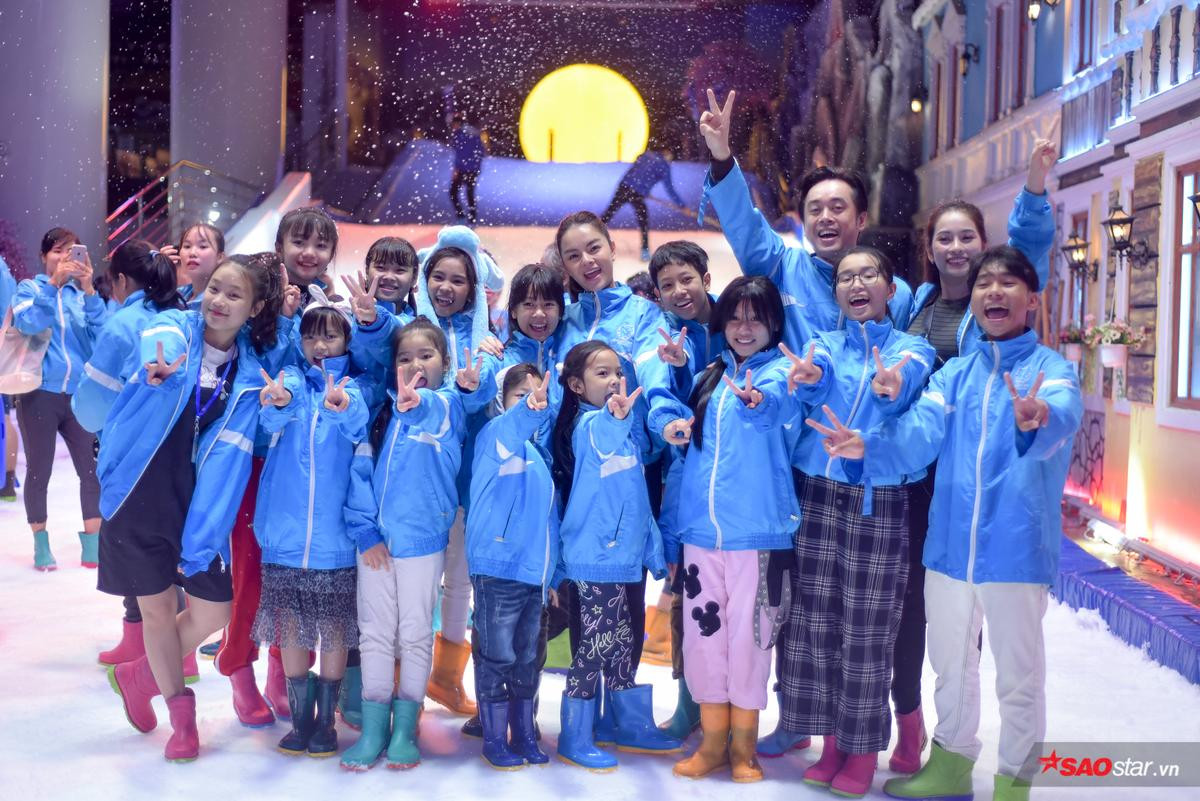 Dương Khắc Linh - Phạm Quỳnh Anh dẫn dàn trò cưng The Voice Kids trượt tuyết, ăn uống đúng như hứa hẹn Ảnh 7