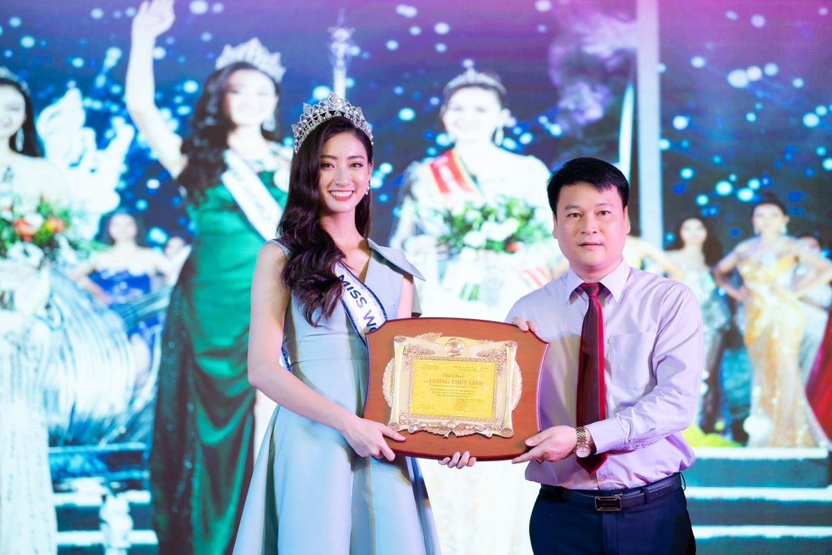 Hoa hậu Lương Thùy Linh gây choáng với kho giấy khen đồ sộ, fan đợi kỳ tích tại Miss World Ảnh 4