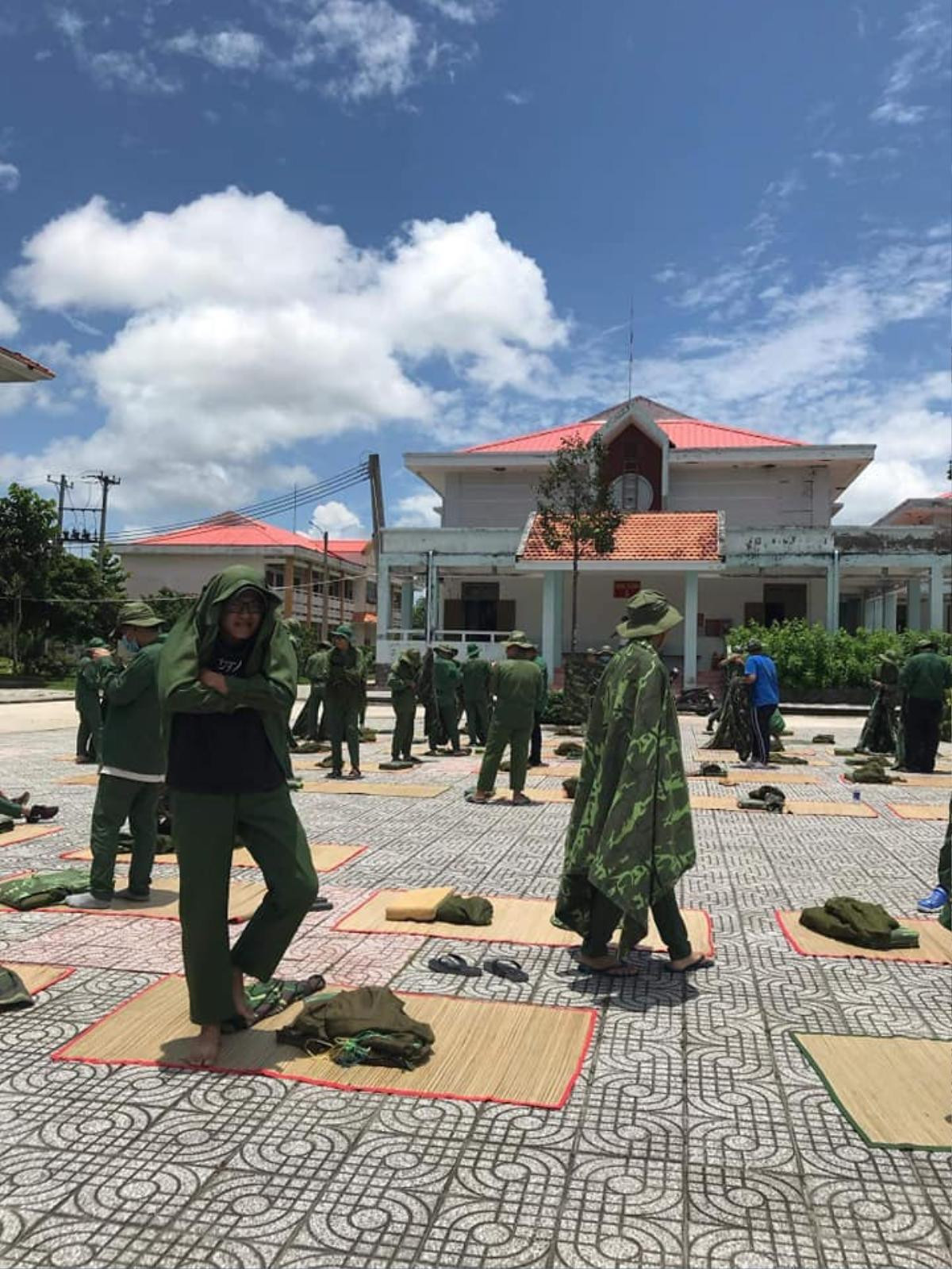 Thanh niên 'tỉnh' nhất năm: Học quân sự bị phạt gấp chăn lúc 12h trưa nhưng lại lăn quay ra ngủ kệ sự đời Ảnh 2