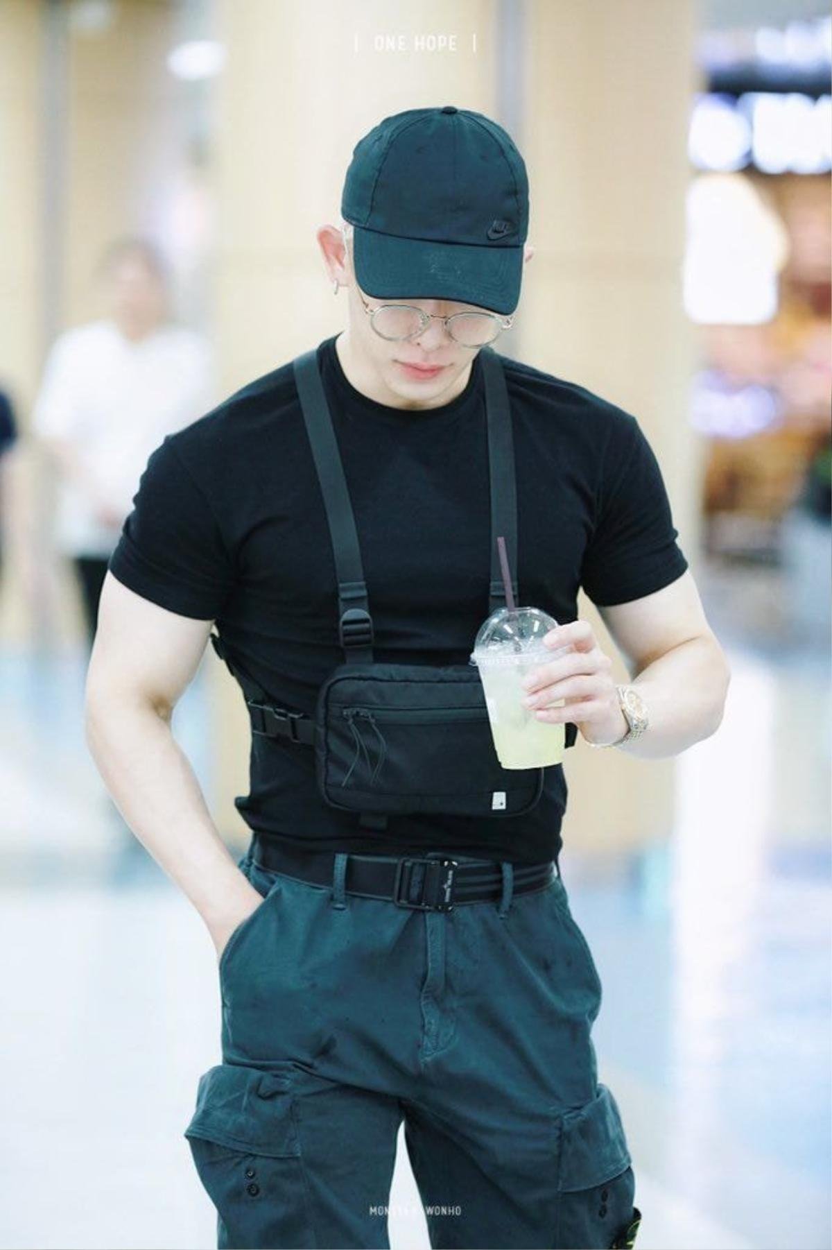 Wonho (MONSTA X) xuất hiện cuồn cuộn cơ bắp ở sân bay làm fan tưởng nhầm là vệ sỹ Ảnh 4