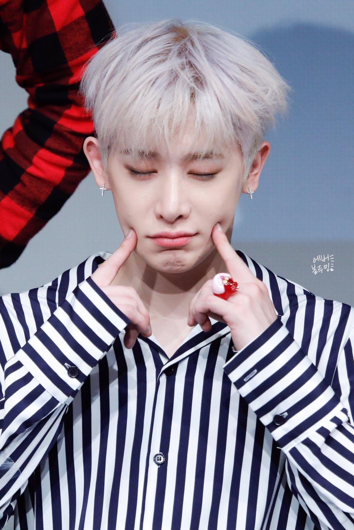 Wonho (MONSTA X) xuất hiện cuồn cuộn cơ bắp ở sân bay làm fan tưởng nhầm là vệ sỹ Ảnh 1