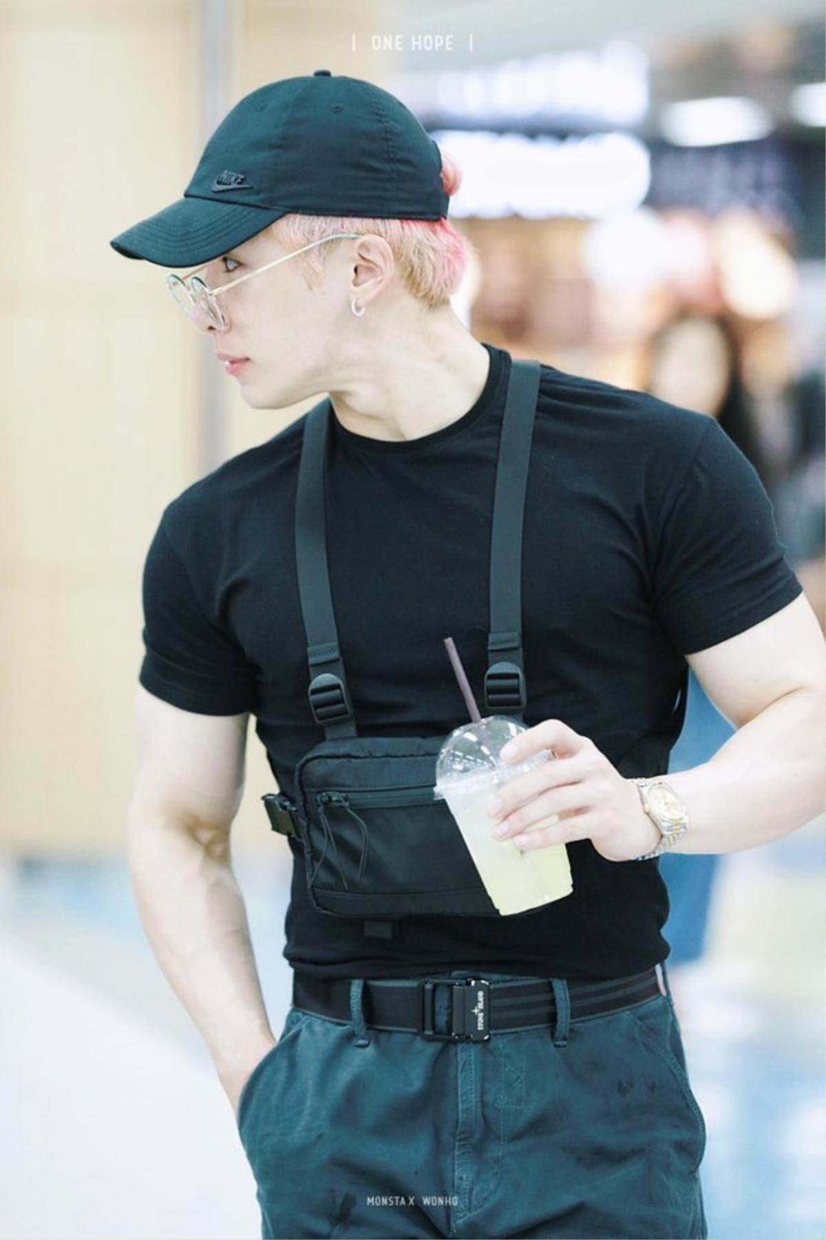 Wonho (MONSTA X) xuất hiện cuồn cuộn cơ bắp ở sân bay làm fan tưởng nhầm là vệ sỹ Ảnh 11