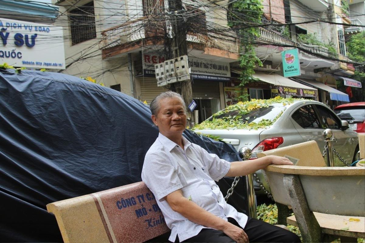 Người Hà Nội ngỡ ngàng trước hàng cây sưa hơn 20 năm tuổi bất ngờ rụng lá phủ kín đường phố ngày đầu thu Ảnh 12