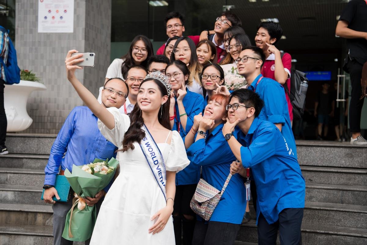 Hoa hậu Lương Thùy Linh đội vương miện 3 tỷ, thật thà thừa nhận: 'Em sợ thất học lắm!' Ảnh 2